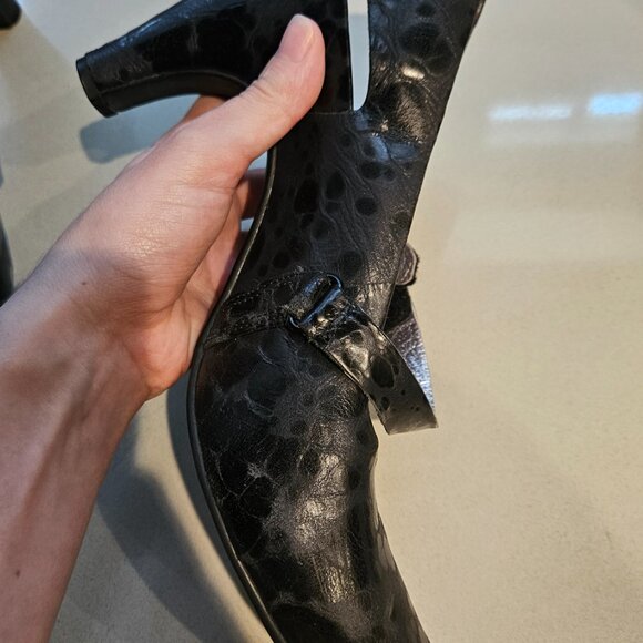 TSUBO Women's Black Textured Leather Sling Back 4-inch Pumps - Picture 14 of 14